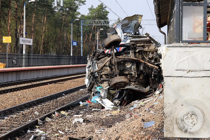 Tragedia w Puszczykowie. Pociąg zmiótł karetkę. Wstrząsające nagranie z wypadku