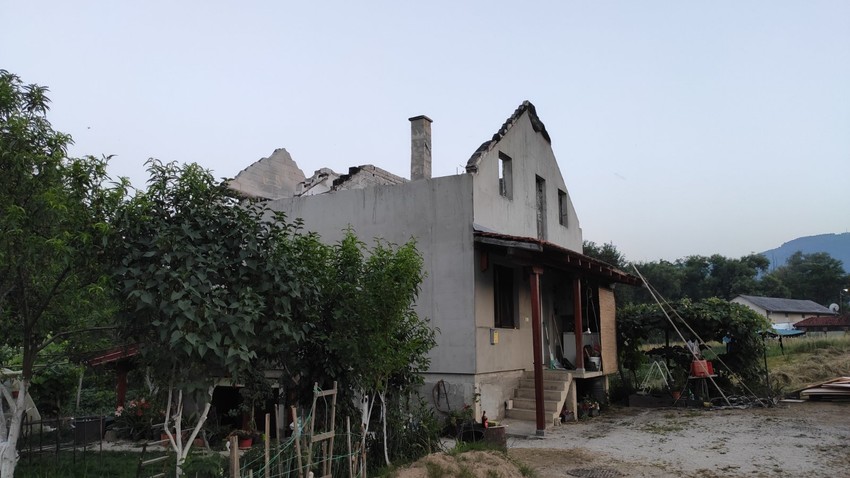 Krov i potkrovlje preksinoć izgoreli, komšije juče očistile zgrarište, a od jutros renoviraju kuću