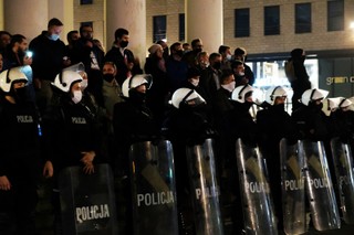 Rzecznik KSP tłumaczy, dlaczego na protestach policjanci mają przy sobie broń