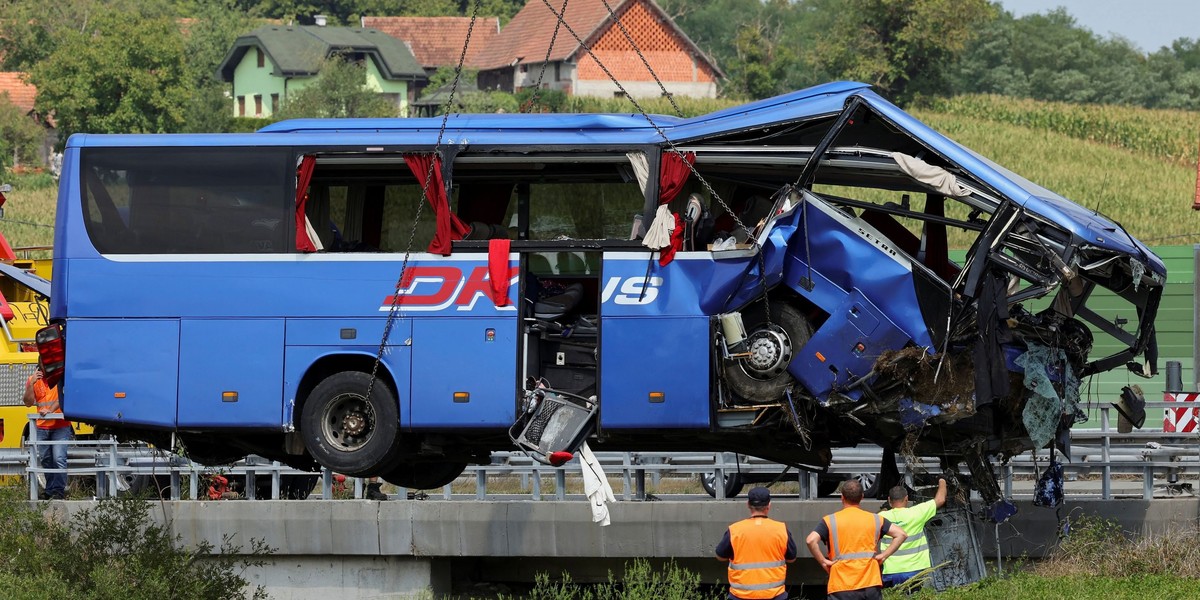 Jak wynika z raportu policji, w 2021 roku w Polsce doszło do 67 wypadków z winy kierujących autokarami i 215 kolizji autobusów komunikacji publicznej. Czy pasażer takich pojazdów może domagać się odszkodowania?