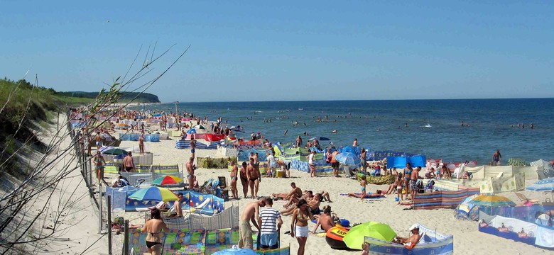 Parawaning niezgodny z prawem. Adwokat: Miejsca na plaży nie wolno rezerwować