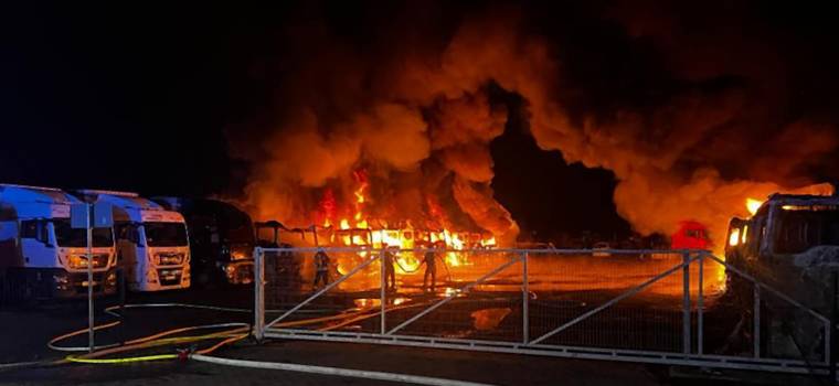 16 ciężarówek spłonęło w Osiecznicy. To drugi pożar w ciągu kilku dni