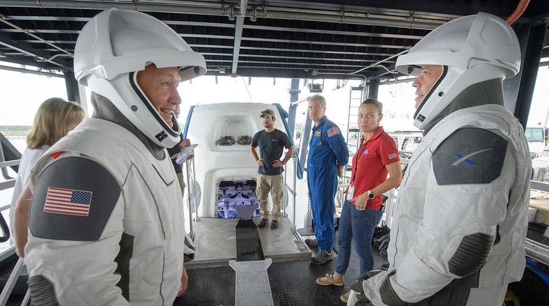 Astronauci Douglas Hurley oraz Robert Behnken (w kombinezonach) podczas ćwiczeń ewakuacji statku Dragon. Przylądek Canaveral, sierpień 2019 r. 