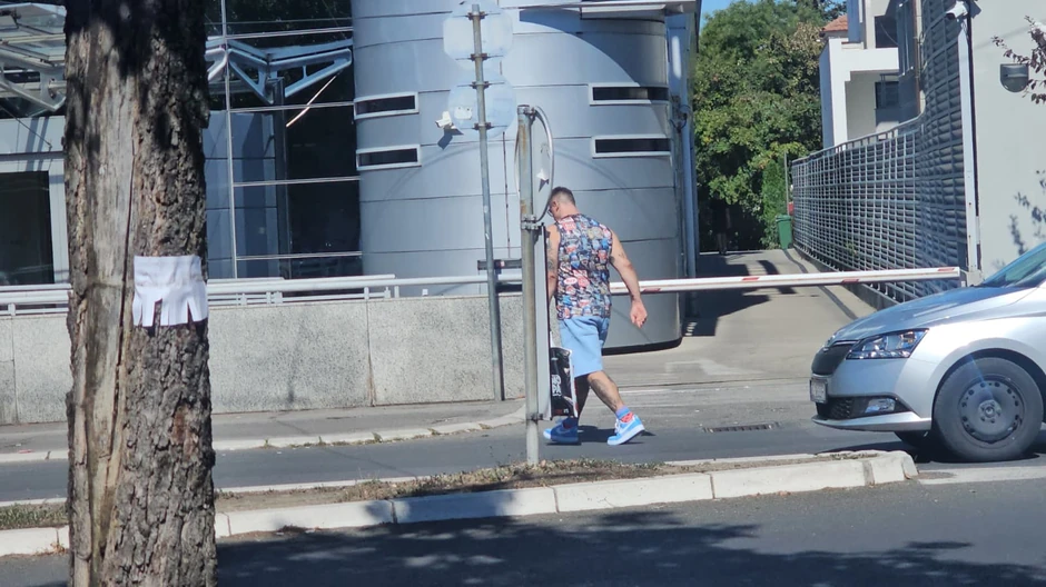 Kristijan Golubović ispred zgrade Pinka