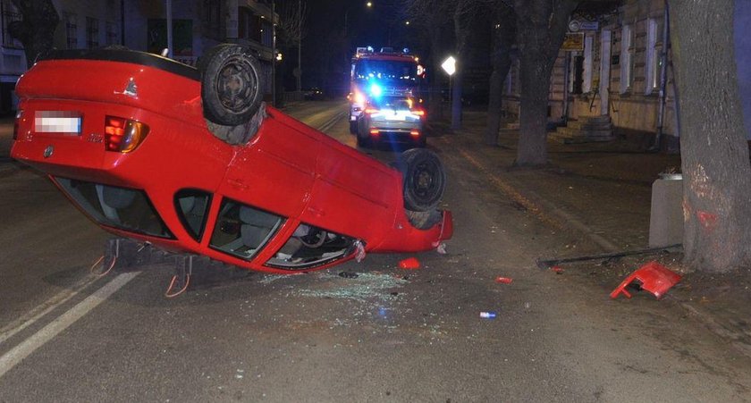 18-latek zasnął za kierownicą, samochód dachował. Wstrząsające nagranie