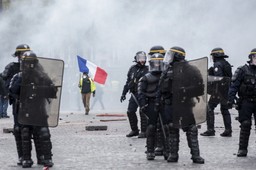 Francja: Potest "żółtych kamizelek". Policja użyła siły