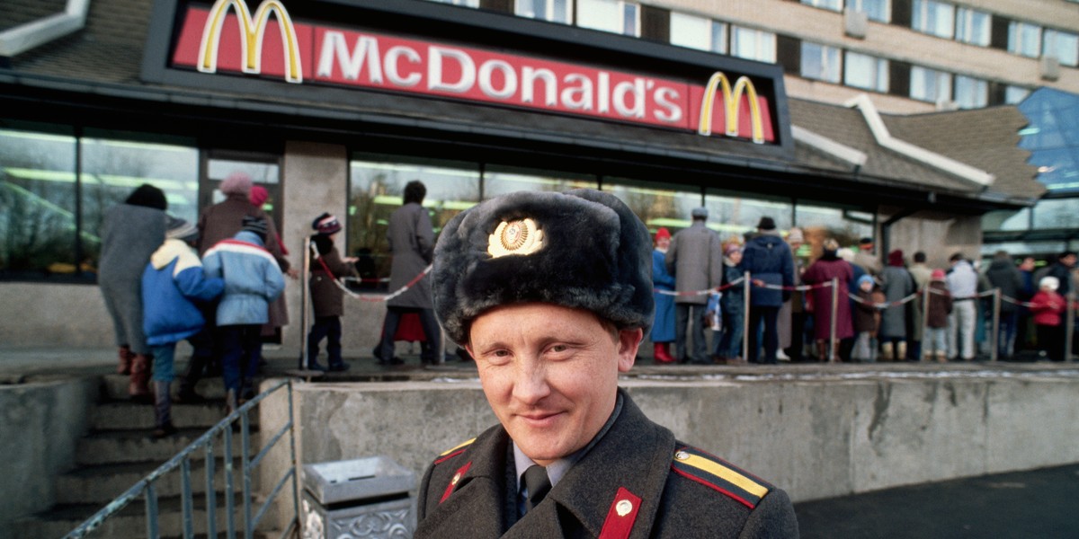 Sowiecki policjant przed świeżo otwartym McDonaldsem w Moskiwe przy ul. Gorkiego (obecnie ul. Twerska), rok 1990. 