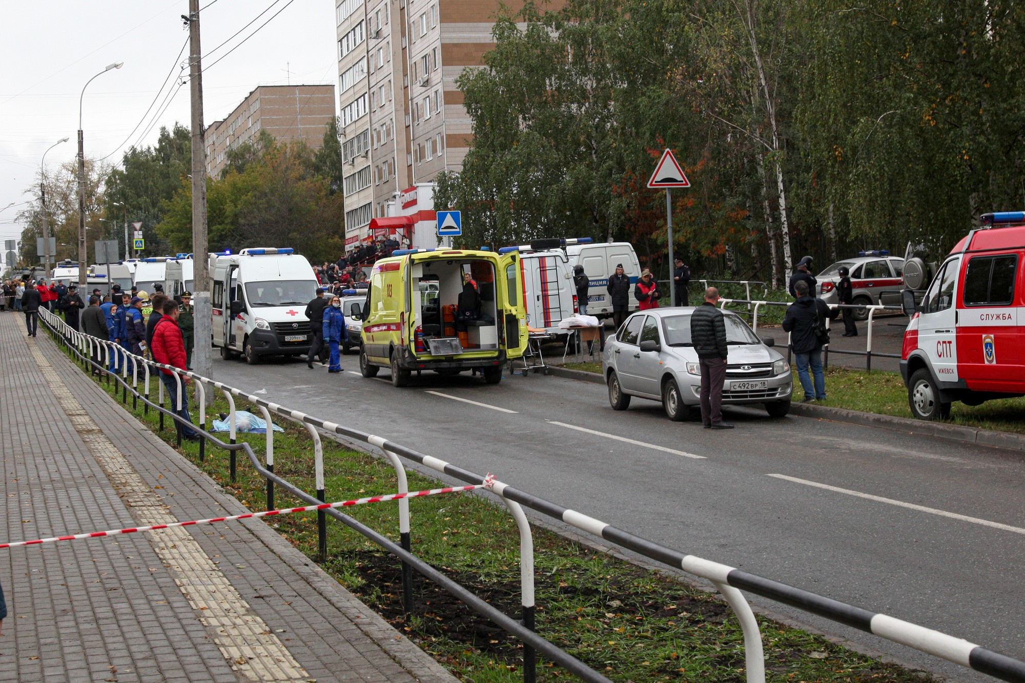 Polícia a zdravotníci na mieste streľby v škole 26. septembra 2022 v ruskom Iževsku.