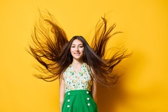 Twoje włosy się elektryzują? Podpowiadamy, jak z tym walczyć. 4 sprawdzone sposoby