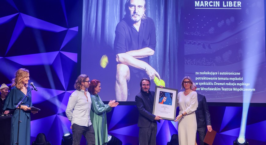Marcin Liber odbiera nagrodę z rąk wiceprezydent Wrocławia, Renaty Granowskiej.