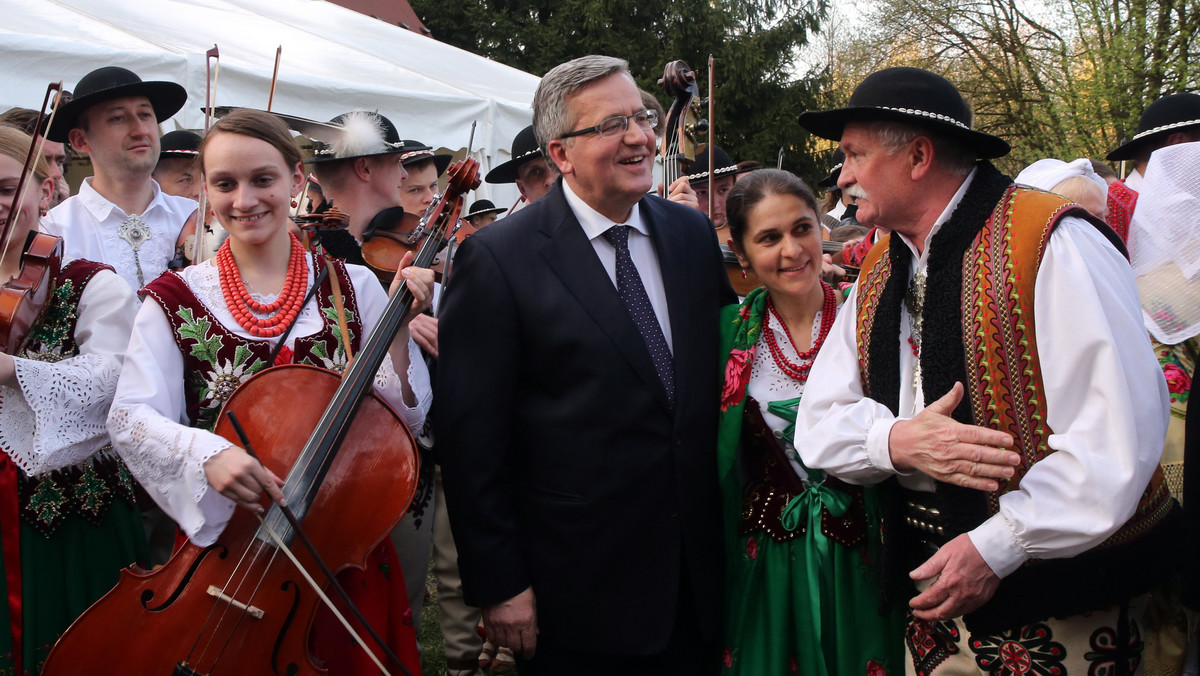 Polska jest bogata dzięki bogatej tradycji – ocenił prezydent Bronisław Komorowski, przemawiając do uczestników Zjazdu Karpackiego w Ludźmierzu. Stąd Polska jest taka ciekawa, że są w niej różne tradycje zaczerpnięte z szerokiego świata - mówił.