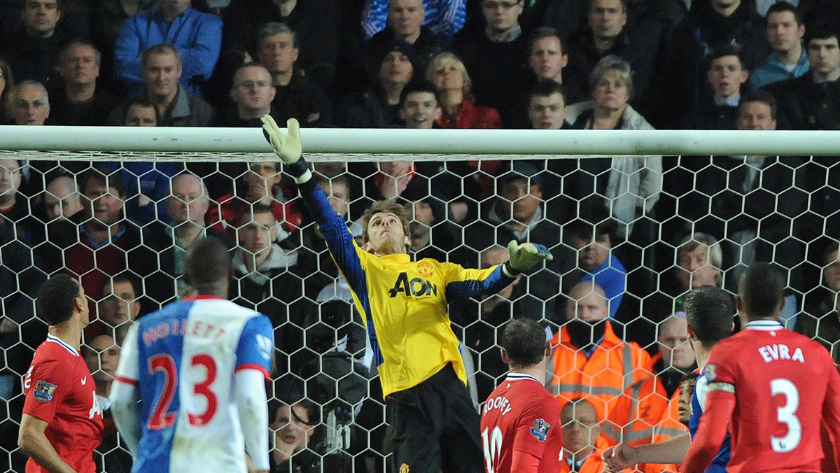 Blackburn Rovers przegrali z Manchesterem United 0:2 (0:0) w meczu zamykającym 31. kolejkę angielskiej Premier League. Czerwone Diabły oba gole strzeliły w końcówce spotkania. Dzięki zwycięstwu, podopieczni Aleksa Fergusona zwiększyli przewagę w tabeli nad Manchesterem City do pięciu punktów.