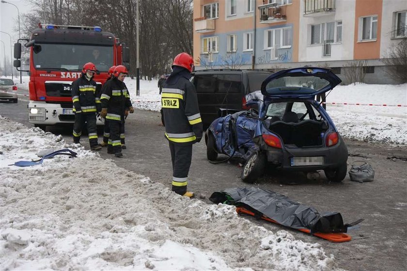 MLODA KOBIETA KIERUJACA FORDEM K ZGINELA W WYPADKU