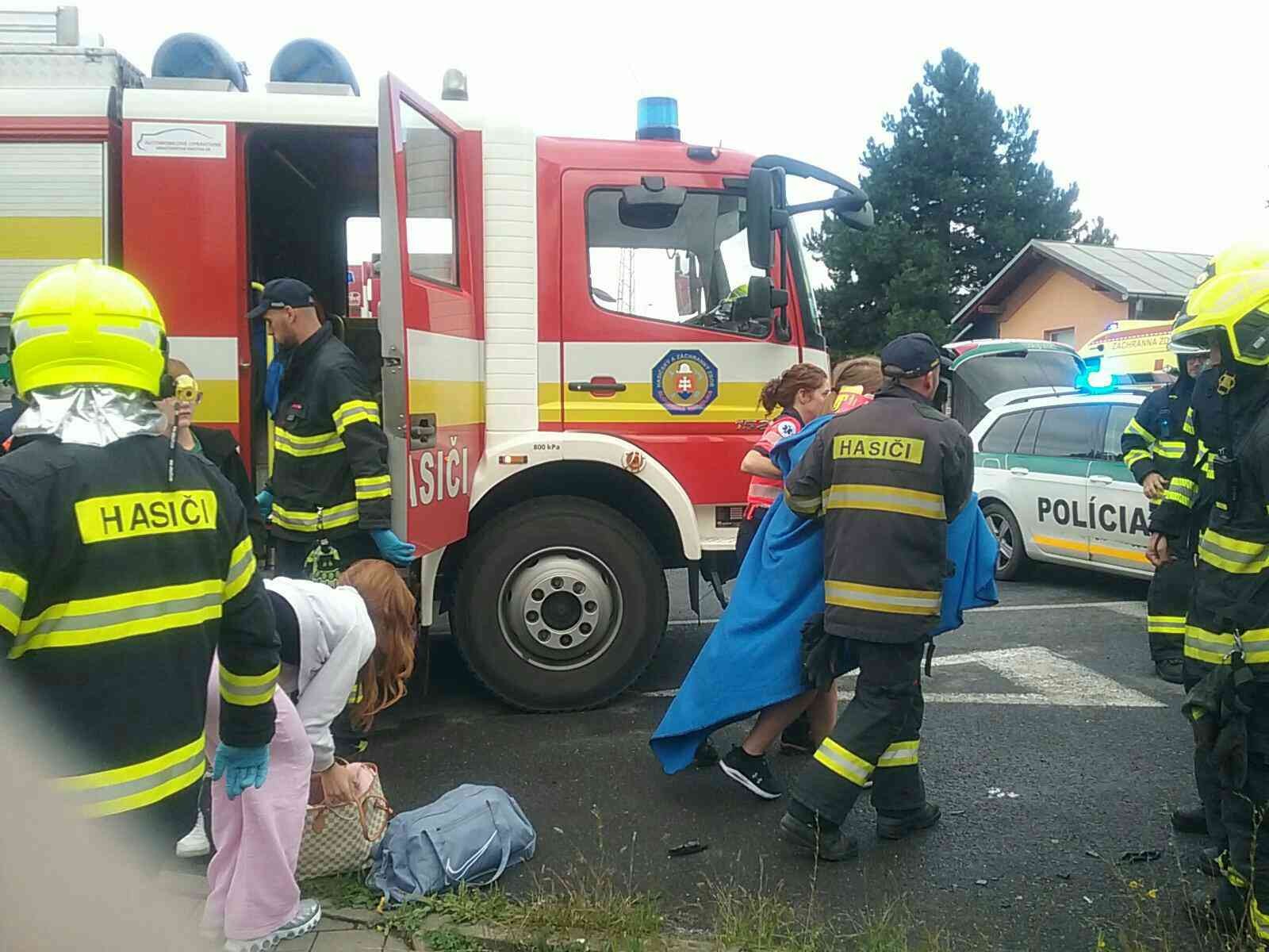 Pri nehode dvoch áut v Spišskej Novej Vsi sa zranili dvaja ľudia.