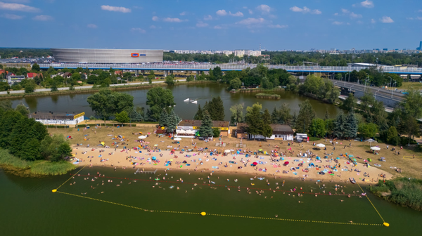 Glinianki - kąpielisko z widokiem na Tarczyński Arenę.
