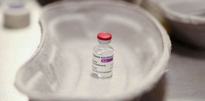 Nie żyje żołnierz zaszczepiony szczepionką AstraZeneca. „W całej Europie tysiące fiolek tej serii"