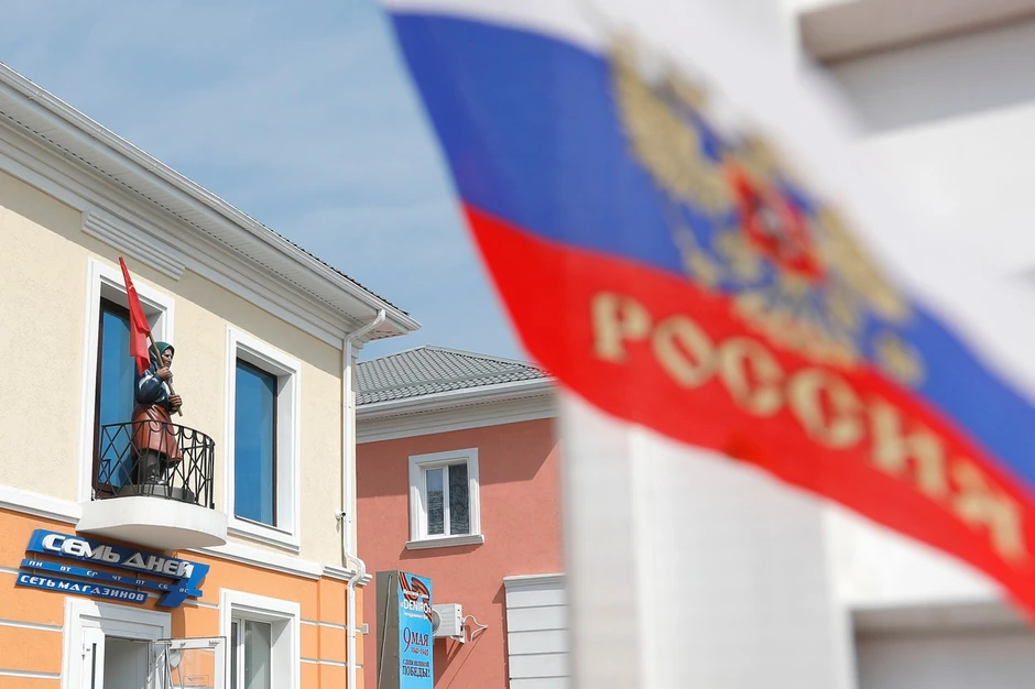 Statua bake u Belgorodu sa crvenom zastavom u maju - starica po kojoj je napravljena snimljena je kako maše sovjetskom zastavom da pozdravi ukrajinske vojnike koje je greškom zamenila za ruske