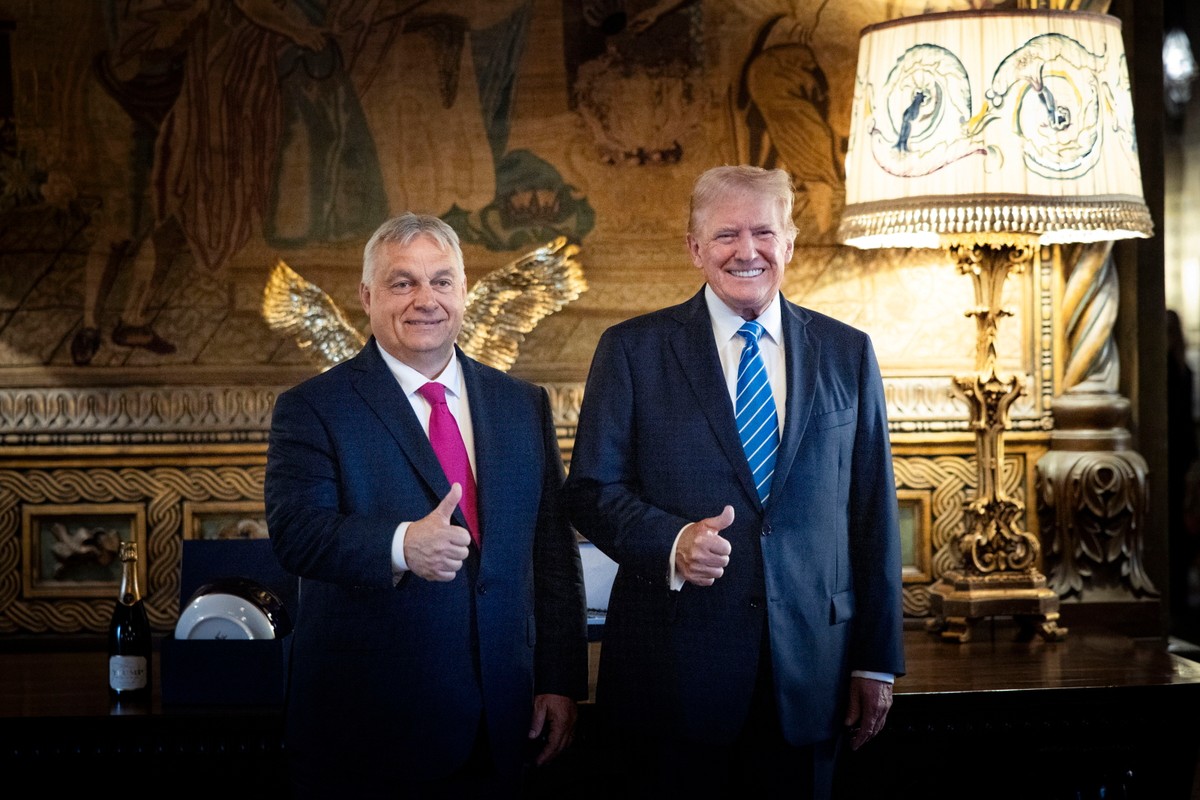 Premier Węgier Viktora Orbana i były prezydent USA, kandydat Republikanów na prezydenta Donalda Trumpa pozujący do zdjęć podczas spotkania w posiadłości Trumpa Mar-a-Lago w Palm Beach na Florydzie w US