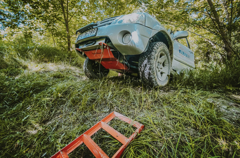 Suzuki w terenie podczas rajdu