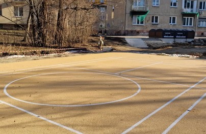 Było ściernisko, jest boisko. Będzie też wspólne wieszanie prania pośród ziół...