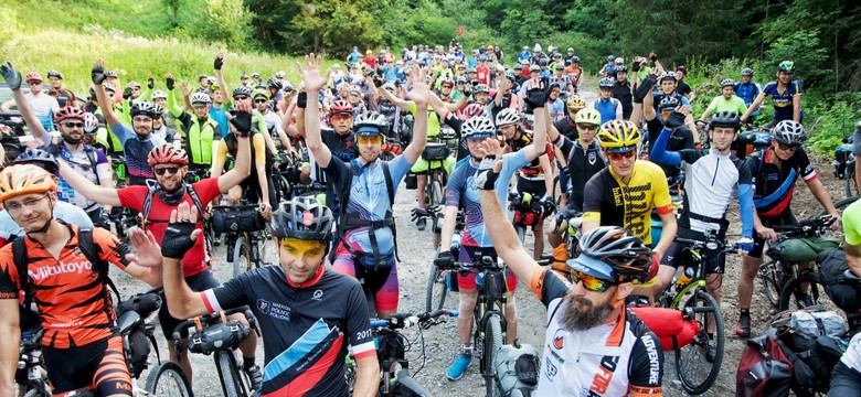 Himalaista Adam Bielecki i raper Eldo na starcie maratonu rowerowego Wisła 1200