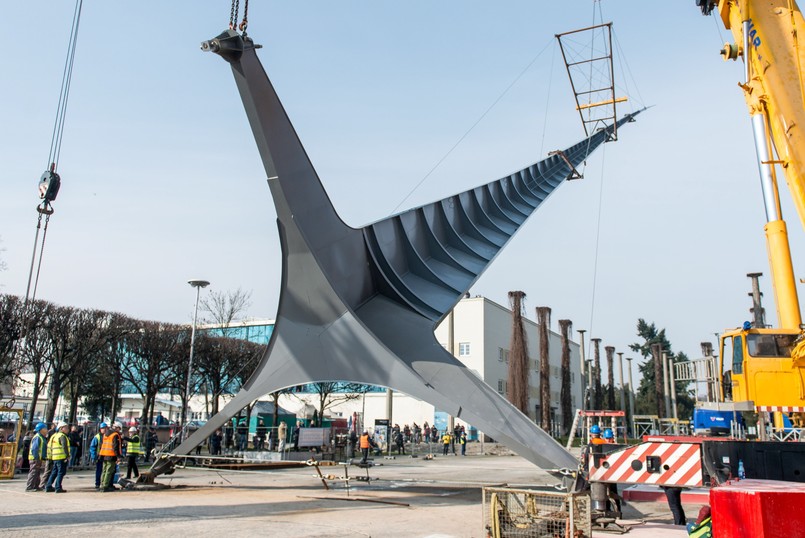 Jak poinformowała we wtorek PAP rzeczniczka Hali Stulecia Agnieszka Kasprzyszak, trwająca ponad godzinę operacja postawienia iglicy zakończyła się sukcesem. Remont iglicy rozpoczął się w lipcu ubiegłego roku. Obejmował piaskowanie, konserwację oraz malowanie stalowej instalacji. Iglica miała zostać postawiona na swoje miejsce w listopadzie ubiegłego roku.