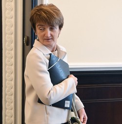 Oddała odprawę na cele charytatywne? Nowa minister jeszcze na tym zarobi