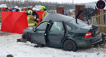 Tragiczny wypadek koło Płońska. Auto uderzyło w ogrodzenie posesji. Nie żyje jedna osoba