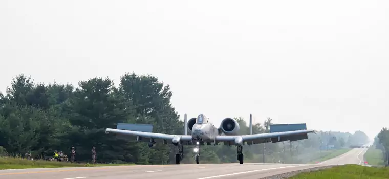 Samoloty wojskowe lądowały na autostradzie w Michigan