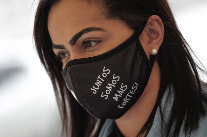 "Zajedno smo jači" - natpis na maski žene u Riju de Žaneiru