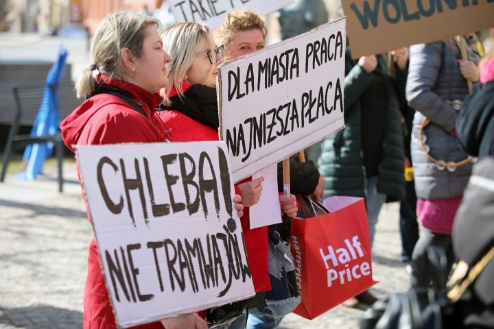 Kolejny protest urzędników w Olsztynie: ‘’Chcemy, aby prezydent nas zauważył’’ [ZDJĘCIA]