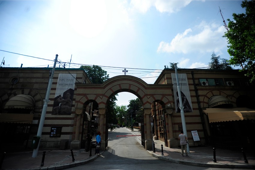 U nekim delovoma groblja postavljen je video nadzor