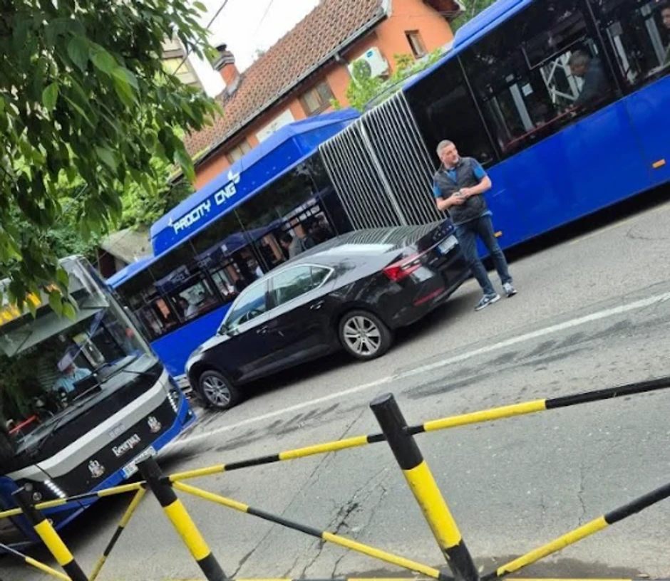 Sudar prikolice, automobila, javnog gradskog prevoza