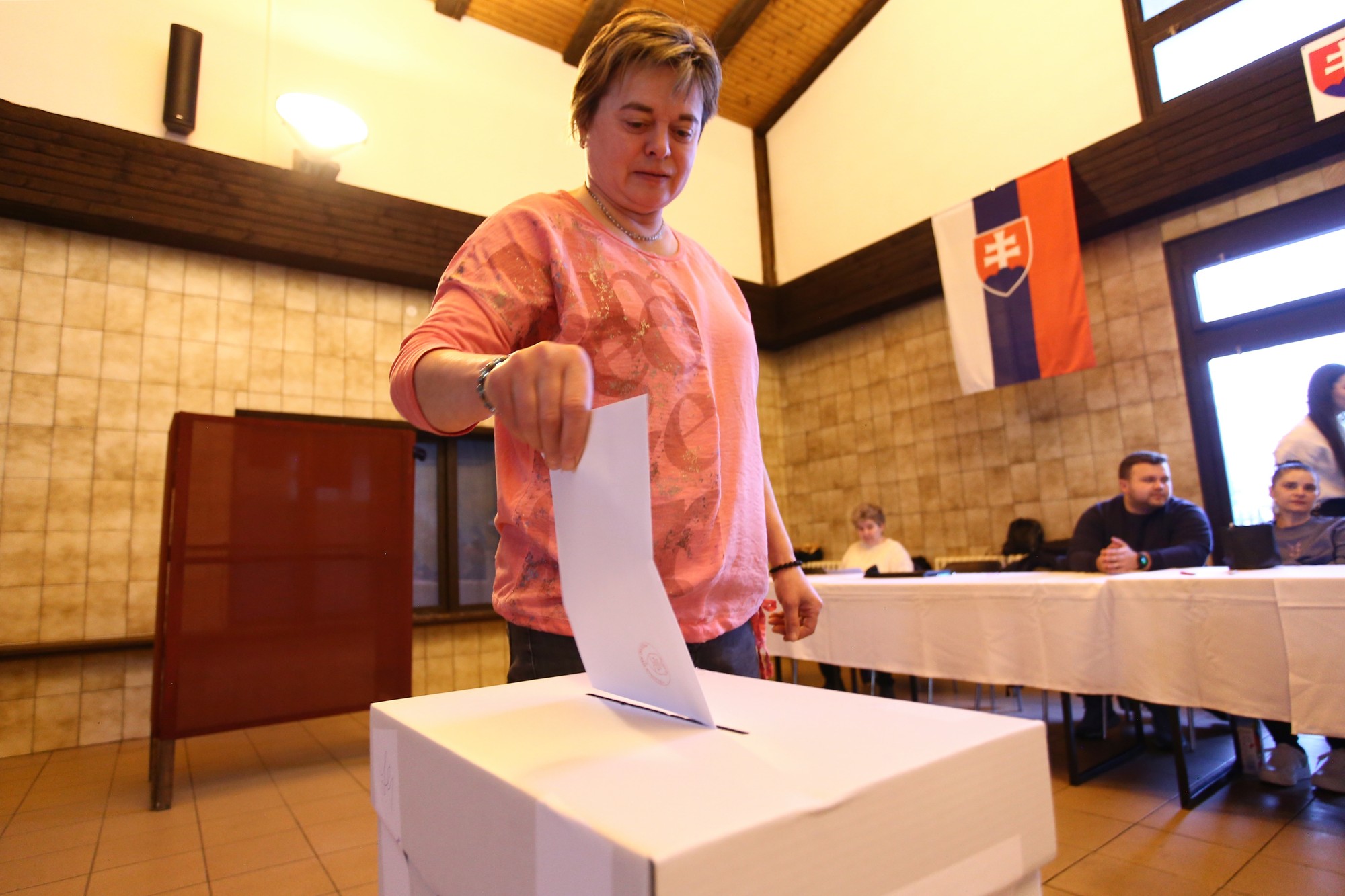 Žena vhadzuje obálku s hlasovacím lístkom do volebnej schránky v budove železničnej stanice v meste Krásno nad Kysucou v okrese Čadca.
