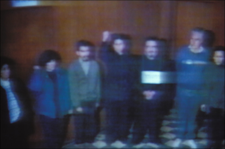 Lider Świetlistego Szlaku Abimael Guzman (trzeci od prawej) po aresztowaniu w Limie w 1992 r. Obok niego stoją inni zatrzymani z nim członkowie Szlaku