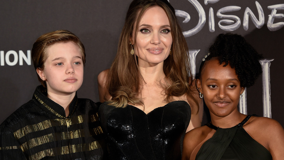 Angelina Jolie z okazji Dnia Kobiet opublikowała w magazynie "Time" poruszający esej. Wyznała w nim, że ostatnie miesiące spędziła w szpitalach, towarzysząc córkom w operacjach. Doświadczenie to posłużyło jej do sformułowania przesłania do kobiet: "Walczcie, młode damy. Znajcie swoje prawa".