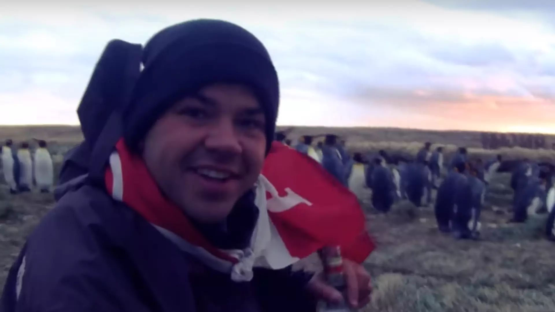 Polak autostopem dotarł do Chile, gdzie napił się wódki z pingwinami. Teraz rusza dalej i chce pokazać prawdę o uchodźcach
