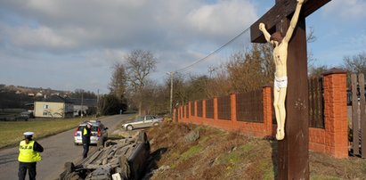 Matka z trójką małych dzieci dachowała autem!