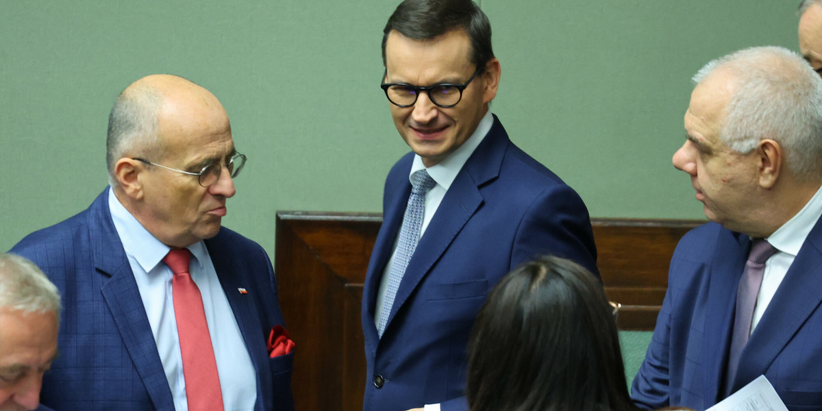 Minister spraw zagranicznych Zbigniew Rau, premier Mateusz Morawiecki i minister aktywów państwowych Jacek Sasin