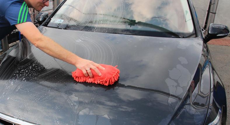 Auto najlepiej jest myć gąbką samochodową i szamponem – tak samo na myjni bezdotykowej i tak samo na własnym terenie