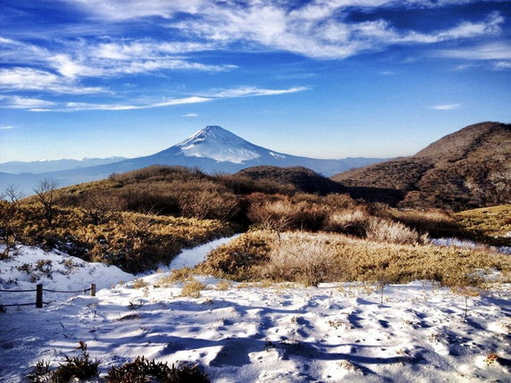 Góra Fudżi położona jest na węźle potrójnym, czyli miejscu, gdzie spotykają się trzy płyty tektoniczne