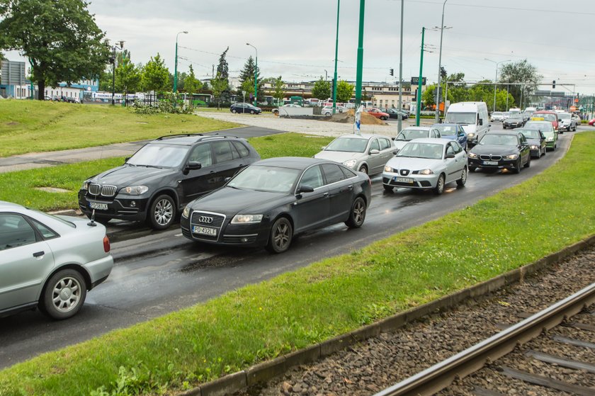 Wielkie korki na Królowej Jadwigi z powodu budowy kanalizacji