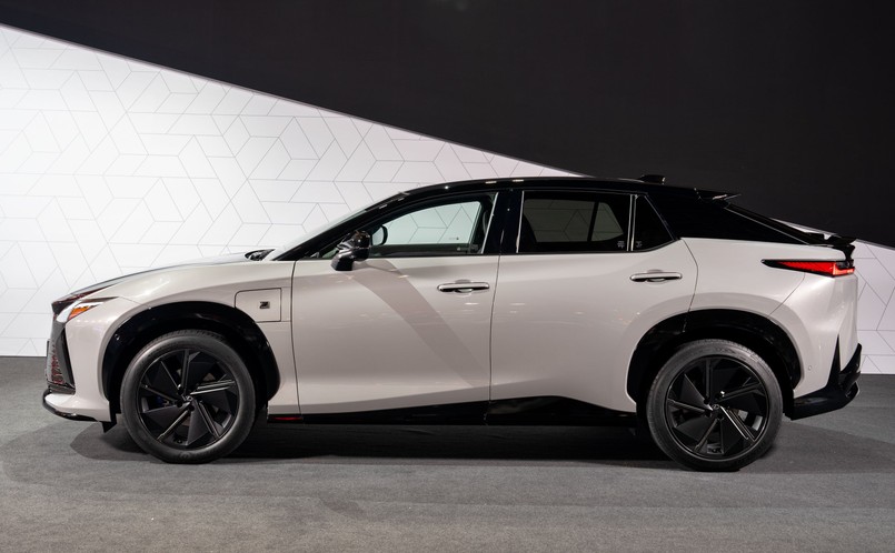 Nowy Lexus RZ 550e F SPORT