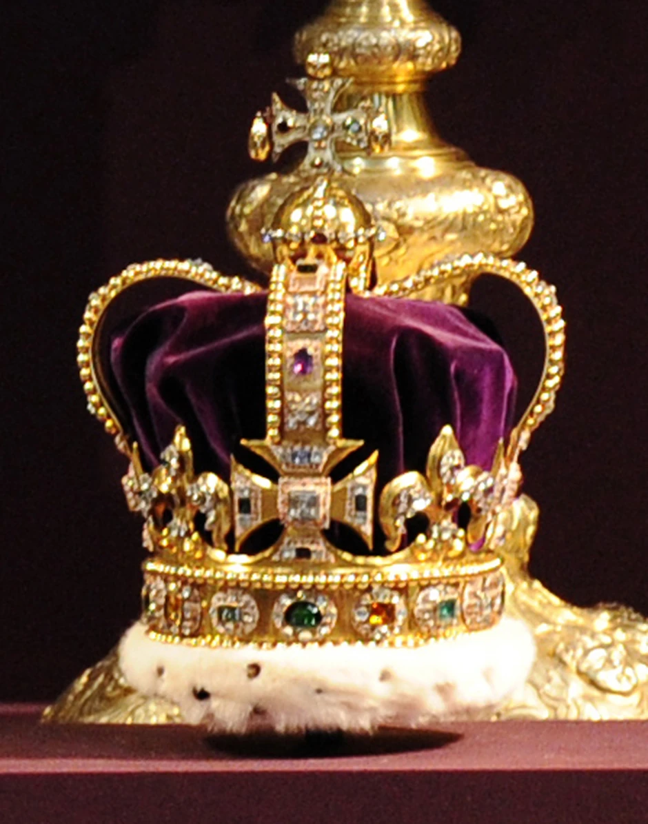 Kruna kojom je krunisana kraljica Elizabeta na izložbi u Londonu 2013.