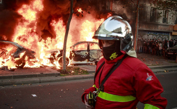 Paryż. Zamieszki i płonące pojazdy