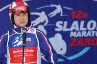 Andrzej Duda podczas 8. edycji charytatywnych zawodów w narciarstwie alpejskim 12H Slalom Maraton Zakopane 2022