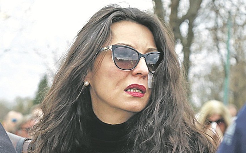 Lana je uzela slobodne dane, ne dolazi na posao na televiziji, nije još dobro, strašno pati za Marinkom