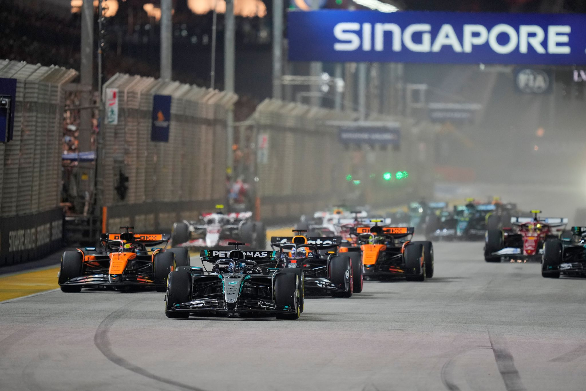 Russell siegt souverän in Singapur - Verstappen holt auf