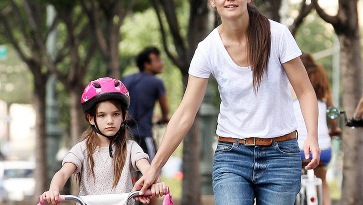 Katie uczy Suri jeździć na rowerze