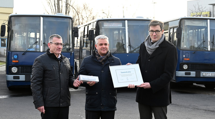 Karácsony Gergely, Budapest főpolgármestere , Balog István, Ukrajna magyarországi ügyvivője (középen) és Bolla Tibor, a BKV Zrt. vezérigazgatója az Ukrajnának adományozott autóbuszok átadásán az Óbudai autóbuszgarázs parkolójában  / Fotó: MTI/Máthé Zoltán  